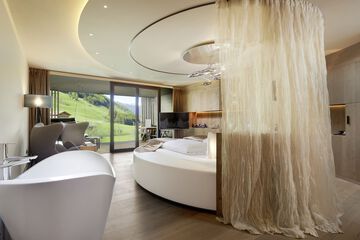 Deep soaking bathtub