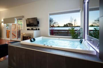 Deep Soaking Bathtub