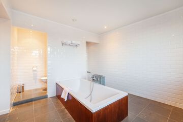Deep soaking bathtub