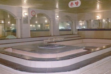 Indoor spa tub