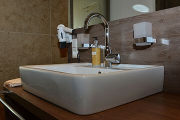 Bathroom sink