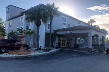 Days Inn & Suites by Wyndham Bonita Springs North Naples
