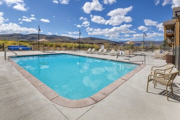 Indoor/outdoor pool