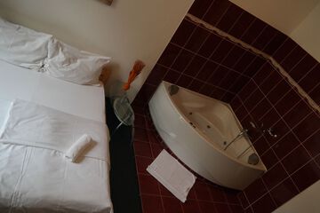 Jetted tub