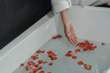 Deep soaking bathtub