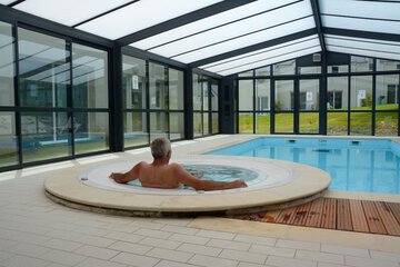 Indoor spa tub