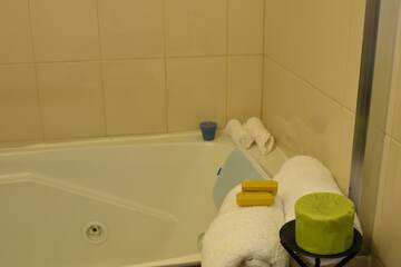 Deep soaking bathtub