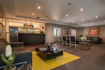 Lobby lounge