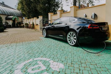 Electric vehicle charging station