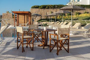 Poolside bar