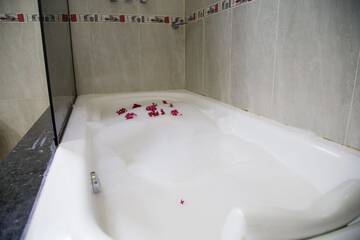 Jetted tub