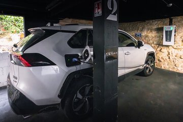 Electric vehicle charging station