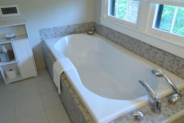 Deep soaking bathtub