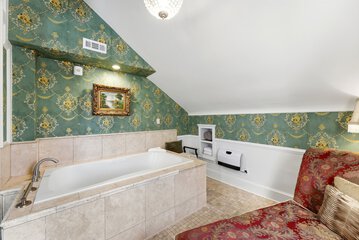 Private spa tub
