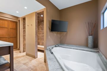 Private spa tub