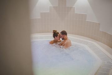 Indoor spa tub