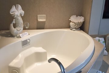 Deep soaking bathtub