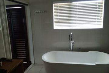 Deep Soaking Bathtub