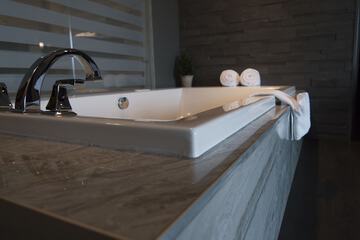 Deep soaking bathtub