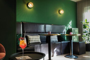 Lobby lounge