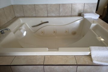 Jetted tub