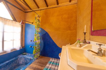 Deep soaking bathtub