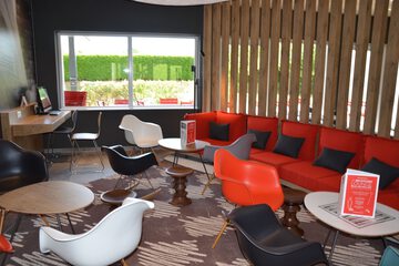 Lobby lounge