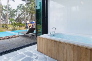 Private spa tub