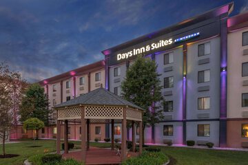 Days Inn and Suites by Wyndham Hammond IN