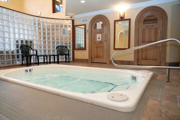 Indoor spa tub