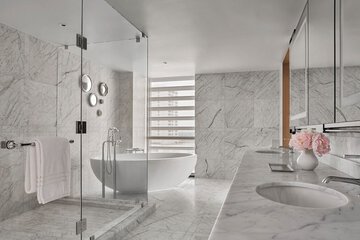 Deep soaking bathtub