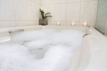 Deep soaking bathtub