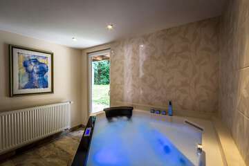 Indoor spa tub