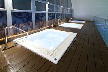 Indoor spa tub