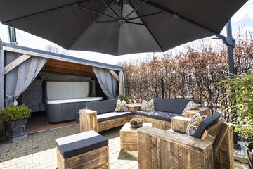 Private spa tub