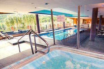 Indoor spa tub