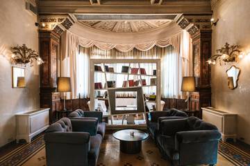 Lobby lounge