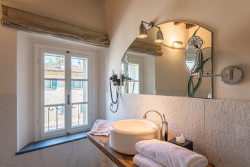 Bathroom sink