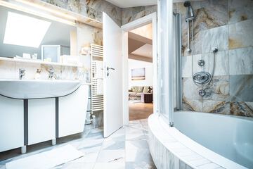 Deep soaking bathtub