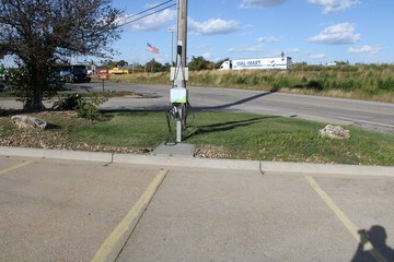 Electric vehicle charging station