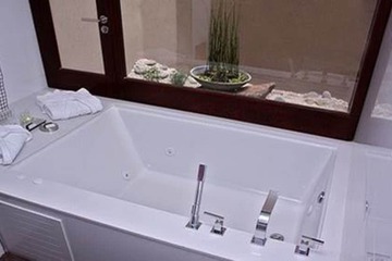 Deep soaking bathtub