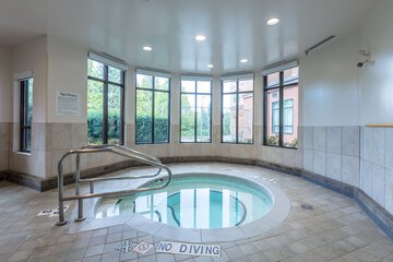Indoor spa tub