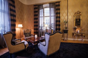 Lobby lounge