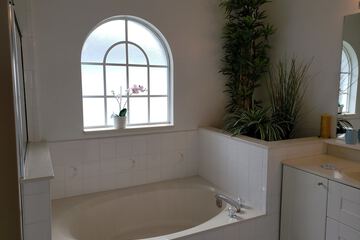 Deep soaking bathtub
