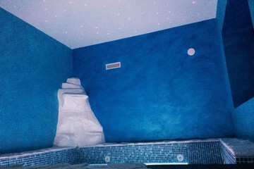 Indoor spa tub