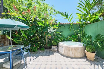 Private spa tub