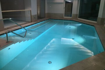 Indoor/outdoor pool
