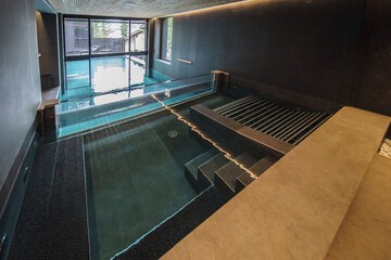 Indoor spa tub
