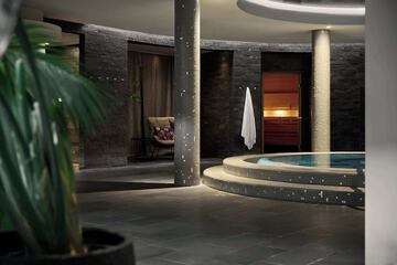 Indoor spa tub