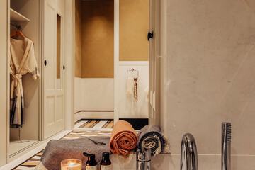 Deep soaking bathtub